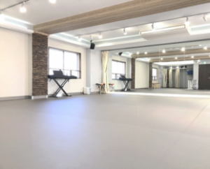 南浦和レンタルスタジオはホール面積が63㎡以上あるので10名以上でヨガ教室ができるスペースがあります