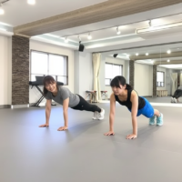 体幹トレーニングをマンツーマンレッスンしている