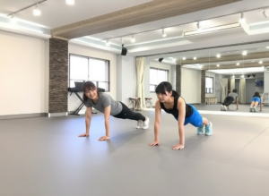 体幹トレーニングをマンツーマンレッスンしている